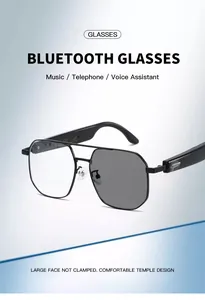 Occhiali intelligenti Bluetooth moderni con lenti fotocromatiche per uso all'aperto