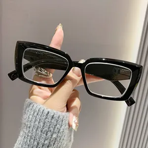 Nahaufnahme modischer, schwarzer, quadratischer Lesebrille mit Blaulichtfilter