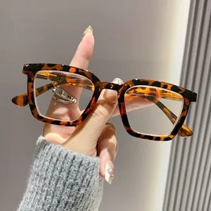 Detalle de gafas de lectura con estampado de leopardo y lentes de luz azul