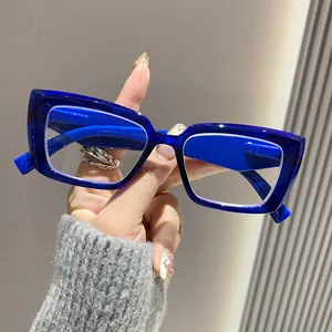 Nahaufnahme einer modischen blauen Lesebrille mit quadratischem Rahmen