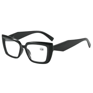 Detailansicht der schwarzen eckigen Lesebrille mit einem +1,50 Stärke-Etikett.