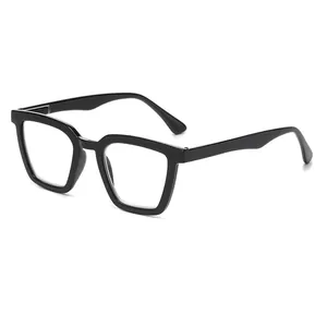 Detalle de gafas de lectura negras de montura cuadrada y lentes anti-luz azul