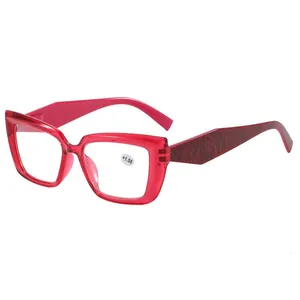 Detailansicht der modischen roten quadratischen Damen Lesebrille mit Blaulichtfilter