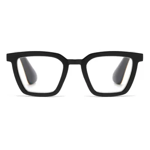 Vista frontal detallada de gafas de lectura clásicas con montura negra y filtro azul.
