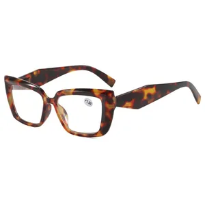 Detaillierte Makroansicht der modischen quadratischen Lesebrille in Schildpattoptik +1.50