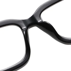 Macro detail van een trendy glanzende zwarte vierkante leesbril voor dames montuur