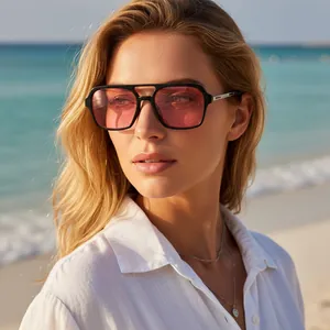 Gros plan de lunettes de soleil carrées rétro avec double pont et verres roses de mode.