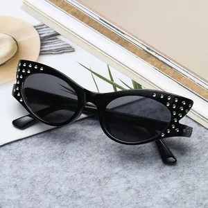 Gafas de sol retro de ojo de gato negras con detalles de diamantes de imitación