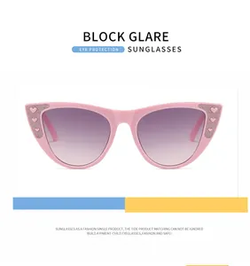 Detailaufnahme der süßen rosa Katzenaugen-Sonnenbrille für Kinder mit Glitzerherzen