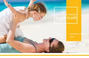 Detailansicht der randlosen Kindersonnenbrille aus Metall an einem sonnigen Strand