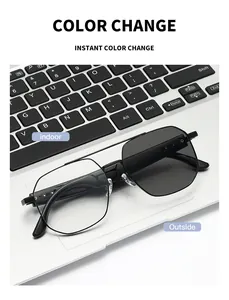 Occhiali Bluetooth con lenti fotocromatiche per cambio colore istantaneo interno ed esterno.