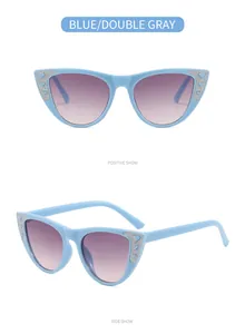 Detailansichten der blauen Katzenaugen-Kindersonnenbrille mit glitzernden Herzen.
