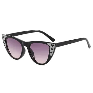 Süße Katzenaugen-Kindersonnenbrille mit Glitzerherzen und lila Verlaufsgläsern