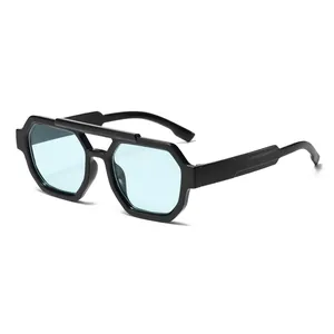 Elegantes gafas de sol retro de doble puente con montura negra y lentes azul claro.