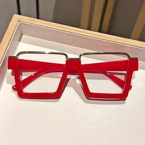 Montatura occhiali quadrati rossi alla moda con bordo dorato, lenti anti-luce blu.