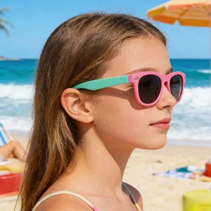 Nahaufnahme eines Mädchens mit rosa-grüner polarisierter Silikon-Sonnenbrille am Strand