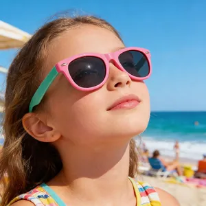 Nahaufnahme Mädchen trägt rosa-grüne polarisierte Silikon-Sonnenbrille am Strand