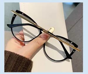 Gros plan sur d'élégantes lunettes anti-lumière bleue à monture noire et branches dorées