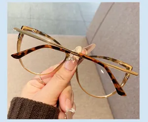 Gros plan de lunettes œil de chat écaille de tortue tenues en main