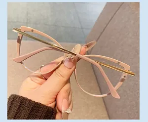 Vue rapprochée détaillée de lunettes yeux de chat roses avec des branches en métal doré