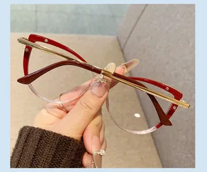 Gros plan de lunettes œil-de-chat rétro anti-lumière bleue avec monture rouge et or élégante