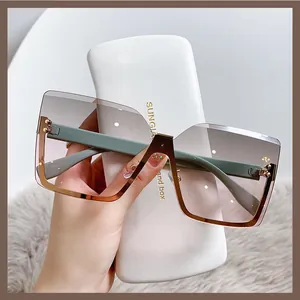 Occhiali da sole squadrati senza montatura con lenti sfumate grigio-rosa e finiture in metallo.