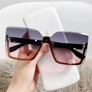 Occhiali da sole quadrati oversize con lenti sfumate viola rosa e custodia bianca
