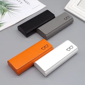Cuatro fundas de gafas minimalistas de cuero en negro, gris, naranja y blanco