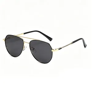 Vue de côté de lunettes aviateur classiques avec monture dorée et verres polarisants