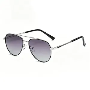 Détail de lunettes aviateur homme avec double pont argenté et verres dégradés