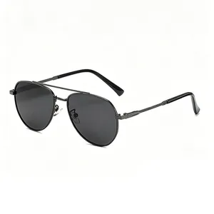 Gros plan sur les lunettes de soleil aviateur polarisées pour hommes avec monture en métal noir.