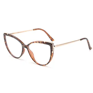 Lunettes œil-de-chat écaille rétro avec fines branches dorées.