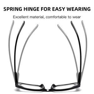 Detail einer schwarzen Lesebrille mit flexiblen Federscharnieren für Komfort