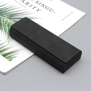 Elegante estuche de gafas minimalista de cuero negro mate con cierre de solapa
