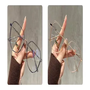 Primer plano de dos elegantes monturas de gafas poligonales con filtro de luz azul.