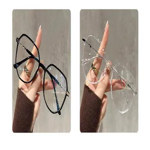 Vista detallada de gafas de luz anti-azul con montura grande negras y transparentes para mujer