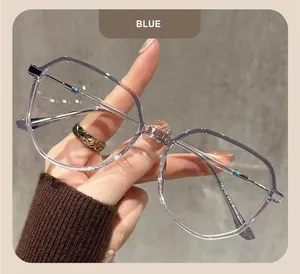 Vista detallada de la montura de gafas extragrandes azul transparente para mujer