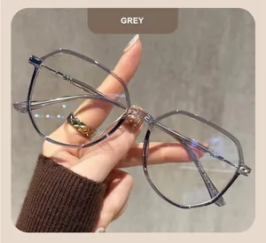 Vista de primer plano de montura de gafas poligonal gris con filtro de luz azul