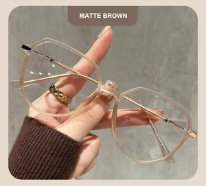 Primer plano de una montura de gafas oversize marrón mate手sostenida a mano con detalles