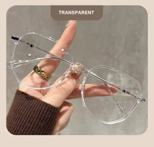 Vista detallada de gafas de montura grande transparente sostenidas en la mano, diseño ligero