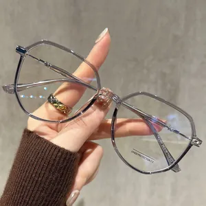 Gafas elegantes de montura grande anti-luz azul con montura gris translúcida ligera