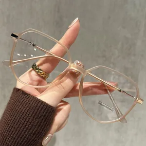 Gafas de moda de gran tamaño con filtro de luz azul y montura rosa.