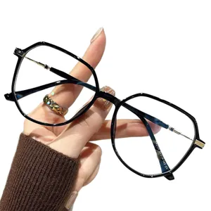 Montura de gafas geométricas negras de gran tamaño anti-luz azul para mujeres, en mano