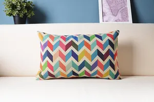 Bunter geometrischer Zickzack Kissenbezug auf modernem weißem Sofa Stil
