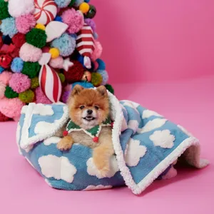 Manta azul acogedora para mascotas con nubes y forro de sherpa suave para perros.