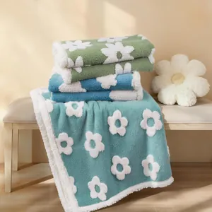 Primer plano de mantas suaves para mascotas con diseño floral en azul y verde para muebles