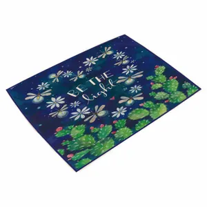 Decoratieve placemat met cactus- en vuurvliegjesprint en inspirerende tekst 'BE THE light'