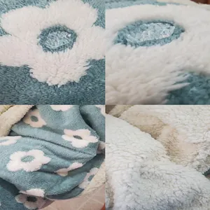 Primer plano de manta de felpa para mascotas con diseño floral antideslizante