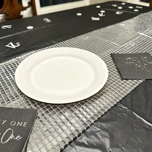 Vista dettagliata del runner da tavola disco argento a specchio per decorazioni feste