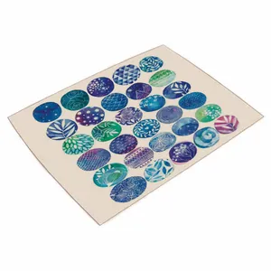 Detailopname van een placemat met levendige tropische blauwe en groene plantenprint